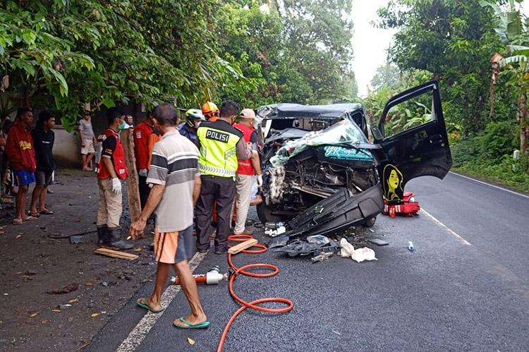 Pikap Tabrak Mobil Boks di Kulonprogo, Pengemudi Tewas Tergencet