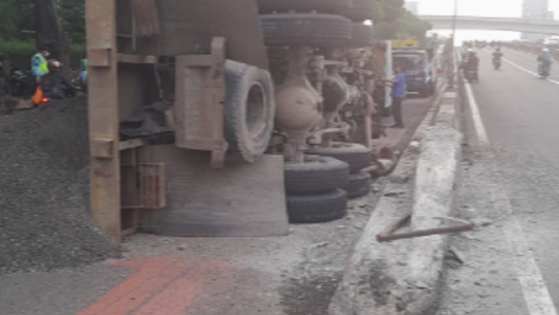 Urai Kemacetan, Truk Pengangkut Batu Terguling di Jalan Gatot Subroto Dievakuasi