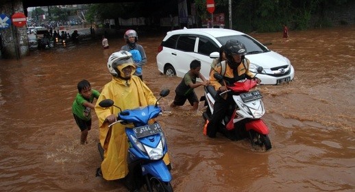 Tips Melewati Banjir Naik Motor agar Tidak Mogok, Perhatikan RPM dan Posisi Gigi