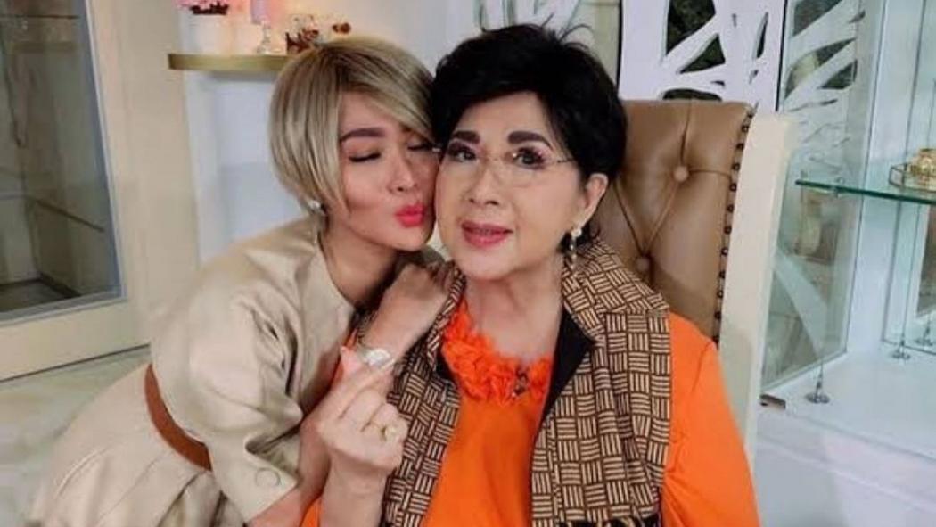 Titiek Puspa Ulang Tahun Ke-84, Inul Daratista Kasih Ucapan Mesra: I Love U Eyang