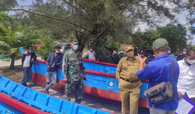 Bantu Nelayan, Pemkab Bangka Barat Sumbang 7 Kapal dan Alat Tangkap Ikan