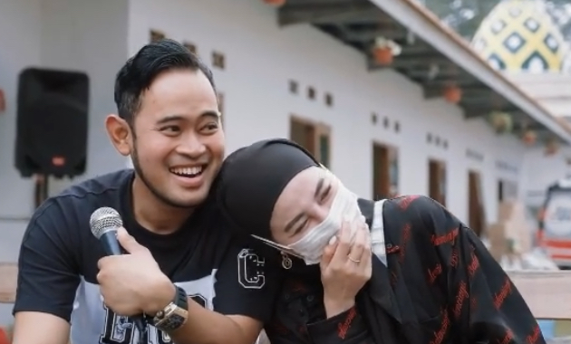 Menyentuh! Tak Hanya Berikan Perhiasan ke Bu Trimah, Juragan 99 Juga Hibur Puluhan Lansia di Panti Jompo   