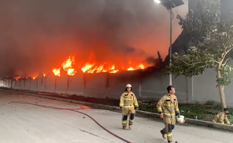 Ngerinya Kebakaran Pabrik Korek di Tangerang, Api Mengamuk dan Asap Hitam Membubung Tinggi