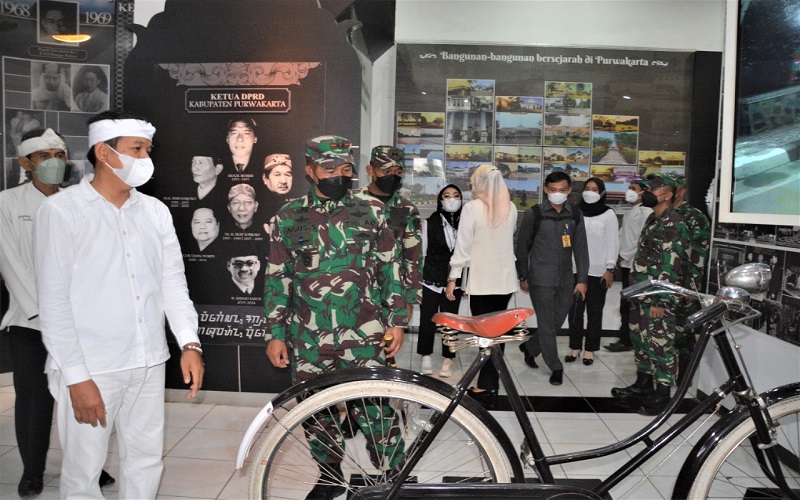 Pangdam Siliwangi Dorong Percepatan Vaksinasi di Purwakarta dengan Door to Door