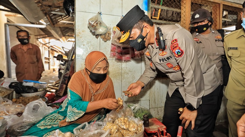 Setia Dampingi Pedagang Pasar, Aiptu Sumilak Dapat Apresiasi Khusus Kapolda Jatim