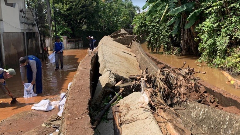 Tanggul Jebol, Perumahan Bumi Nasio Indah Bekasi Kebanjiran