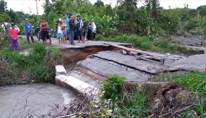 Jembatan Penghubung Antardesa di Bangka Selatan Ambruk Diterjang Hujan Deras