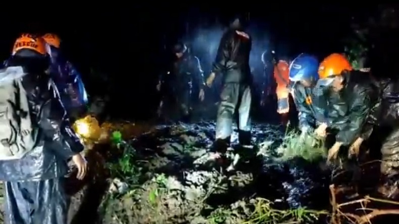Hujan Deras Picu Tanah Longsor Tutup Jalan Kolonel Masturi-Lembang