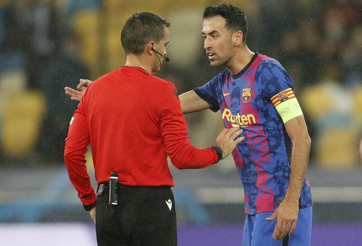 Viral Diving Kocak Sergio Busquets Vs Dynamo Kiev: Jatuh Terguling-guling, Langsung Bugar Lagi