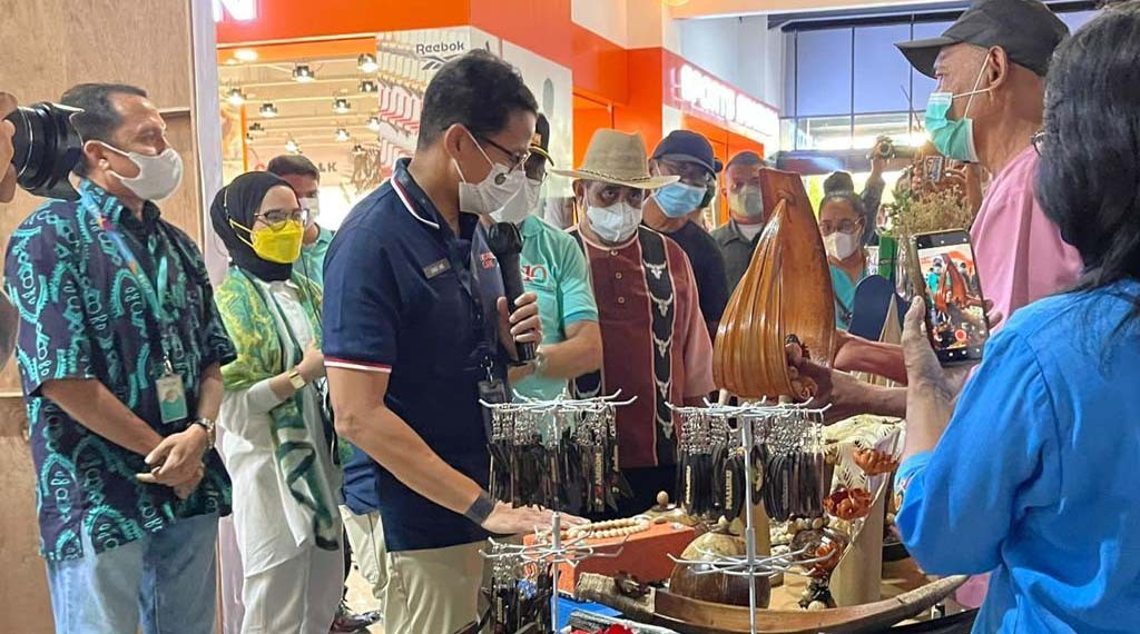 Dorong Kebangkitan Pariwisata, Menparekraf Sandiaga Uno Ajak Pelaku UMKM di Ambon Melek Digital 