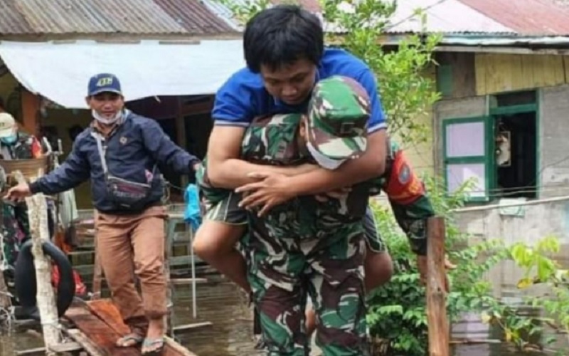Bikin Haru, Aksi Danramil  Belitang Hilir Gendong Warga Lumpuh Korban Banjir