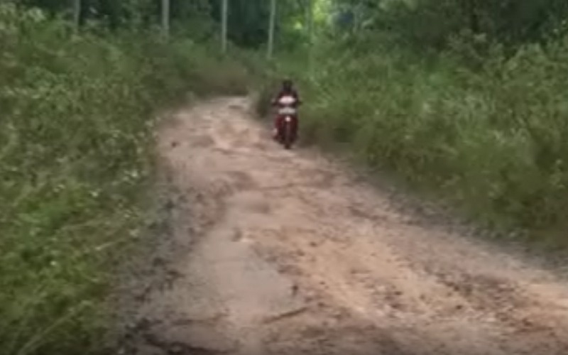 Jalan Penghubung Kecamatan di Ogan Ilir Rusak Parah, Warga Harap Pemda Peduli 