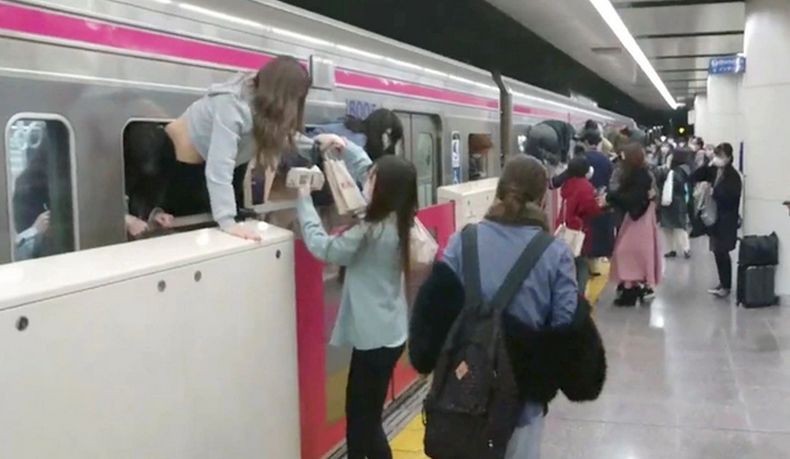 Pria Tusuk Penumpang Kereta di Stasiun Jepang