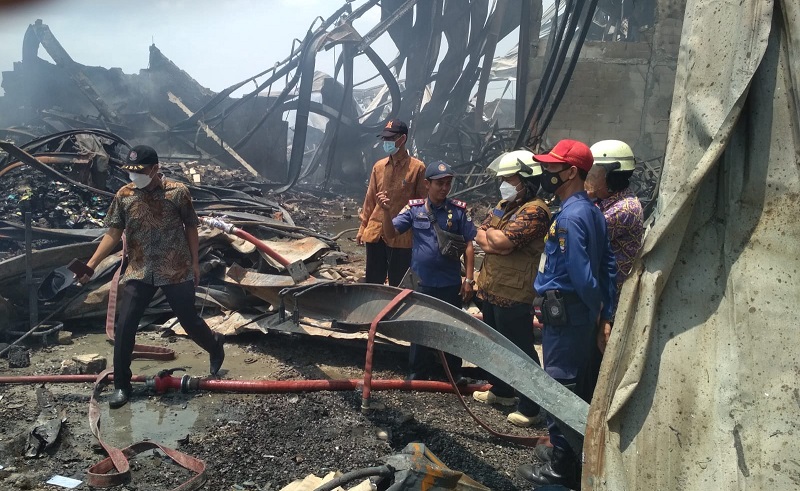 Kebakaran Pabrik Korek Tangerang, Api Masih Terlihat Hari Ini