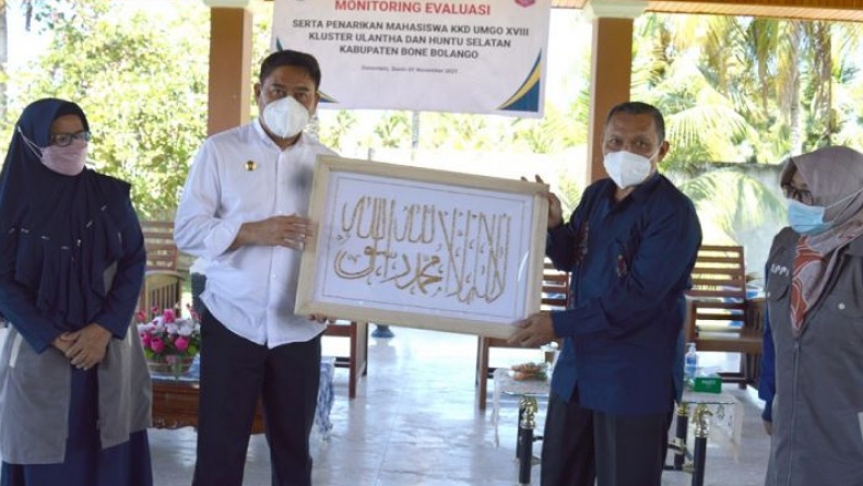 Mahasiswa Kuliah Kerja Dakwah UMGo Buat Kaligrafi dari Padi