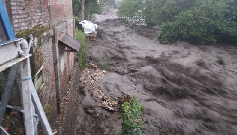 Ngerinya Banjir Bandang di Kota Batu, 15 Orang Hanyut Terbawa Arus Sungai