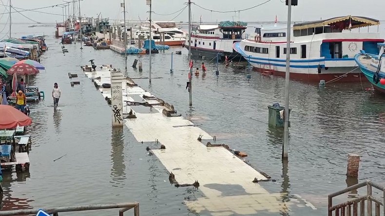 3 Hari Banjir Rob di Pelabuhan Kali Adem Tak Surut, Warga Mengeluh