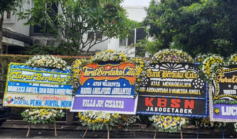Karangan Bunga Penuhi Kediaman Vanessa Angel di Kembangan Jakbar