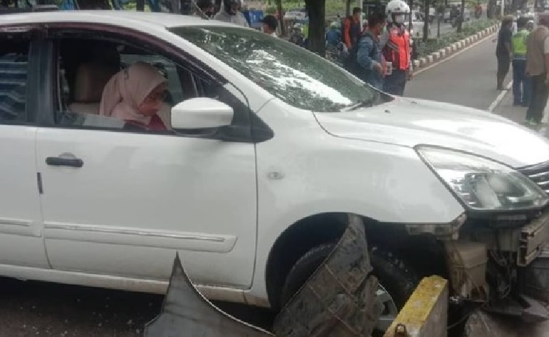 Mobil Tabrak Pembatas Jalan di Gandaria, Lalu Lintas Tersendat