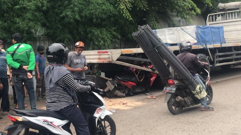 Motor Hantam Truk di Jalan Raya Gunung Putri, Ibu dan Anak Tewas 