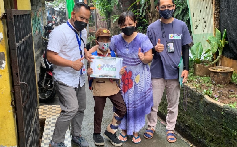 MNC Peduli Berikan Sepatu Khusus untuk Rizki yang Alami Kelainan Kaki sejak Lahir