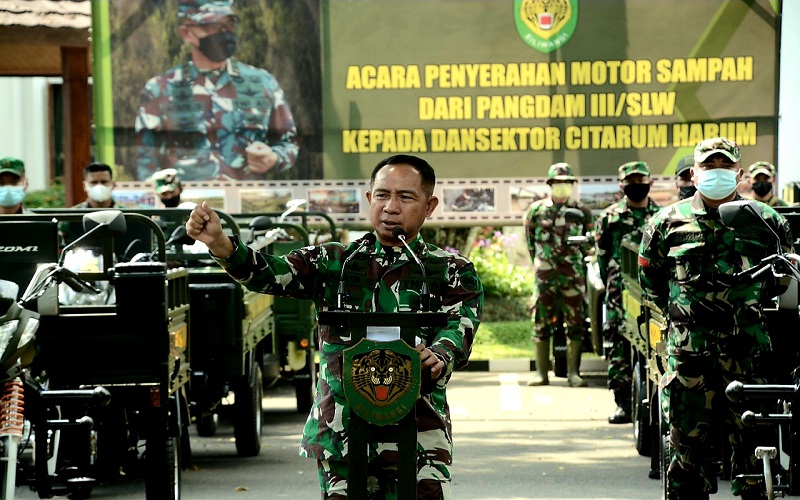 Antisipasi Penumpukan Sampah di Citarum, Pangdam Siliwangi Serahkan Motor Pengangkut