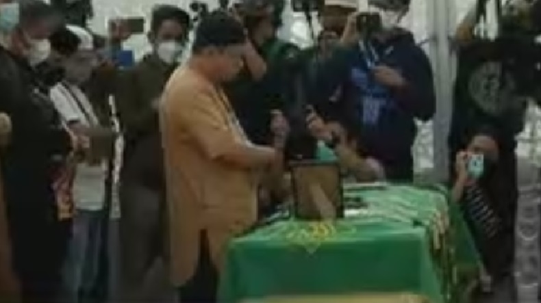 Jenazah Vanessa Angel dan Suami Disholatkan, Suasana Haru Menyelimuti