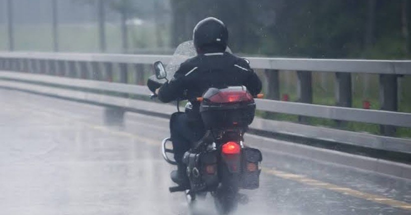 Musim Penghujan, Ini 4 Perlengkapan Wajib yang Harus Ada di Motor