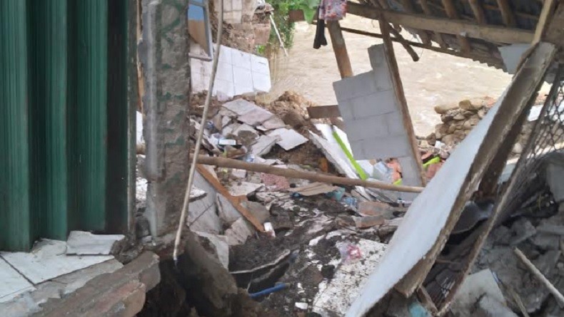 Tanah Ambles di Bantaran Sungai Ciliwung Bogor, Toko Ikan Hias Ambruk 