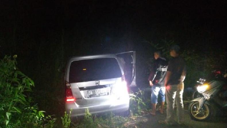 Mobil Misterius Ditemukan Warga dalam Semak-Semak, Mesin Menyala Tak Ada Pengemudi