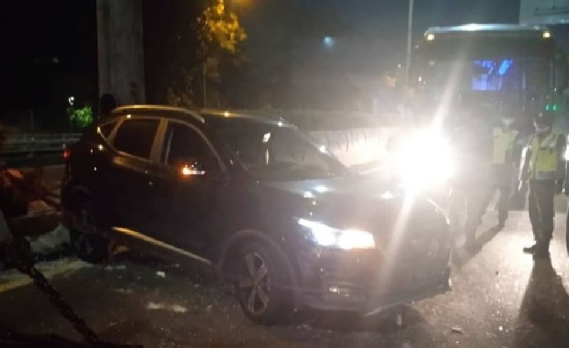 Mobil Terguling di Dekat Gerbang Tol Tomang, Lalu Lintas Normal