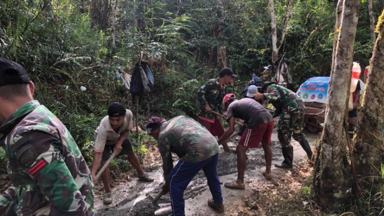 Prajurit TNI di Perbatasan RI-Malaysia Bantu Warga Bangun Jalan Desa