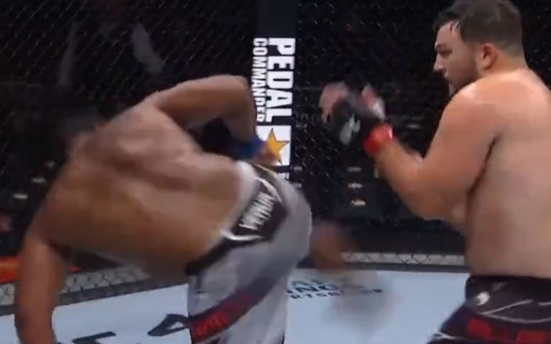 Viral, Tendangan Memutar Petarung Kelas Berat Chris Barnett Kejutkan Fans MMA