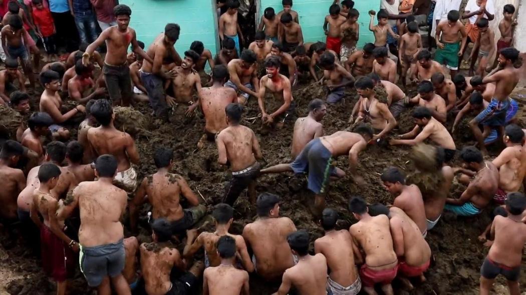 Warga India Saling Lempar Kotoran Sapi di Akhir Festival Diwali