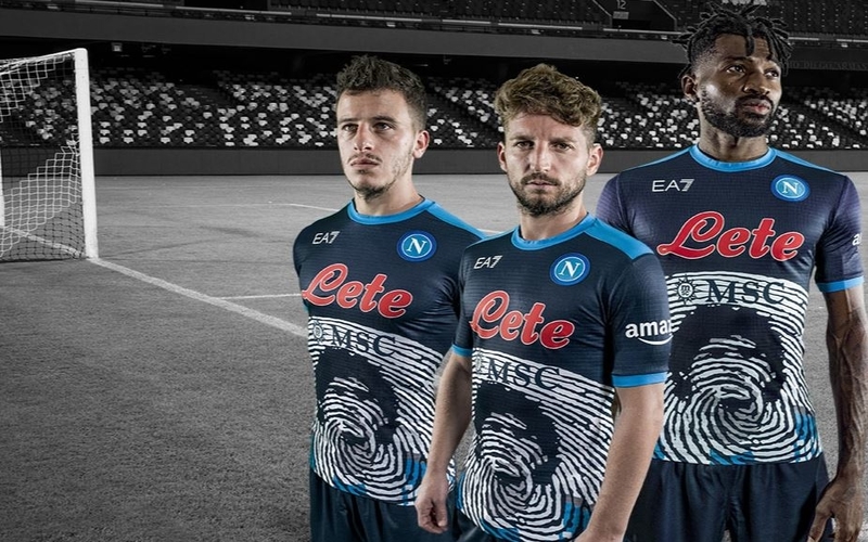 Cara Unik Napoli Kenang Diego Maradona, Pasang Wajah Sang Legenda di Jersey