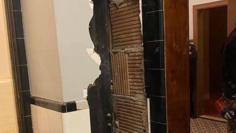 Pria Telanjang Terjebak dalam Dinding Teater selama 2 Hari