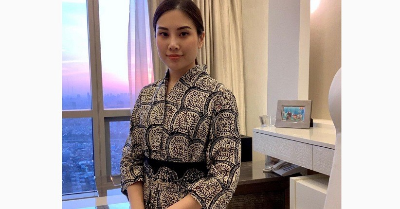 10 Gaya Keren Wamenparekraf Angela Tanoesoedibjo saat ke Daerah, Nomor 4 Anggun dengan Batik Kembang