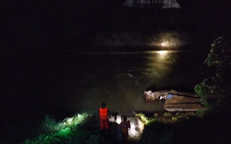 Asyik Mandi di Sungai, Bocah 10 Tahun Hilang Terseret Air Bah di Padang