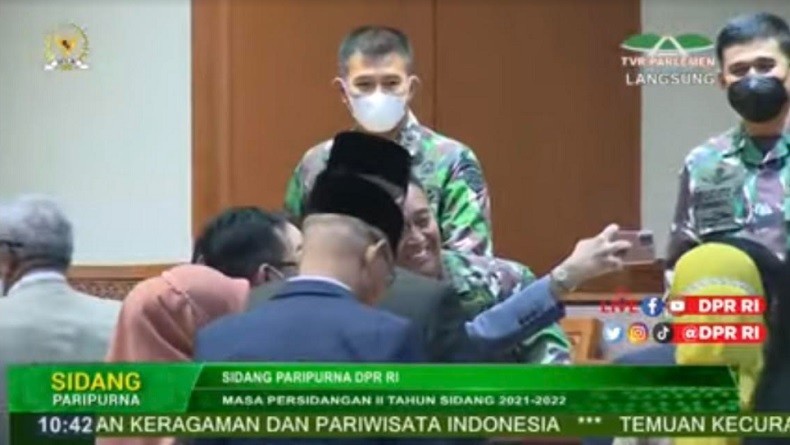 Momen Andika Perkasa Bergiliran Ladeni Anggota DPR Antre Minta Selfie Bareng