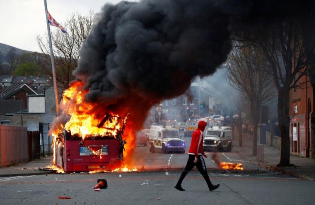 Bus Tingkat di Irlandia Utara Dibajak dan Dibakar Gerombolan Pria Tak Dikenal