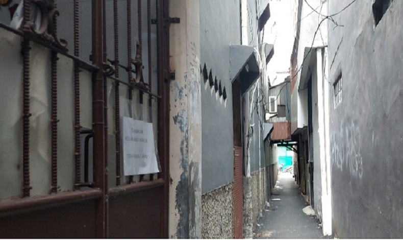 Terekam CCTV, Emak-Emak di Tambora Jadi Korban Begal di Gang Sempit