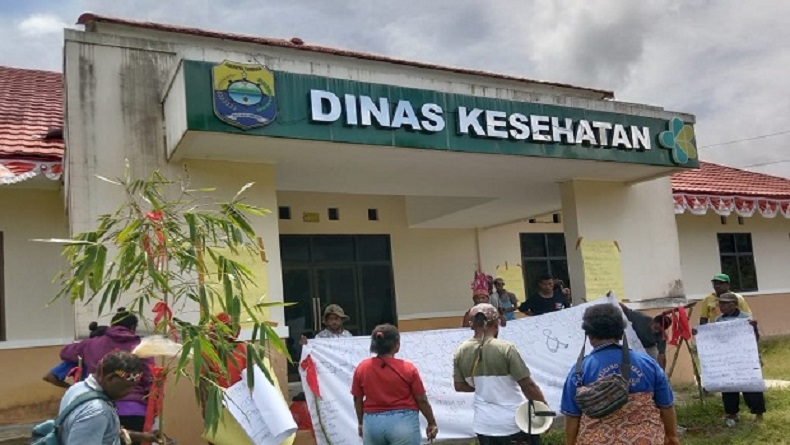 Masyarakat Adat Tambrauw Palang Kantor Dinkes, Protes Penahanan Tersangka Korupsi