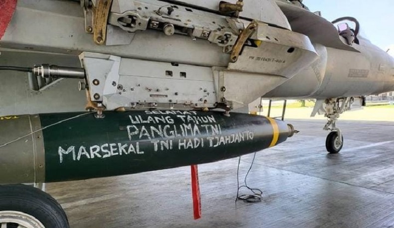 Nama Panglima TNI Marsekal Hadi Tjahjanto Ditulis di Rudal Jet Tempur