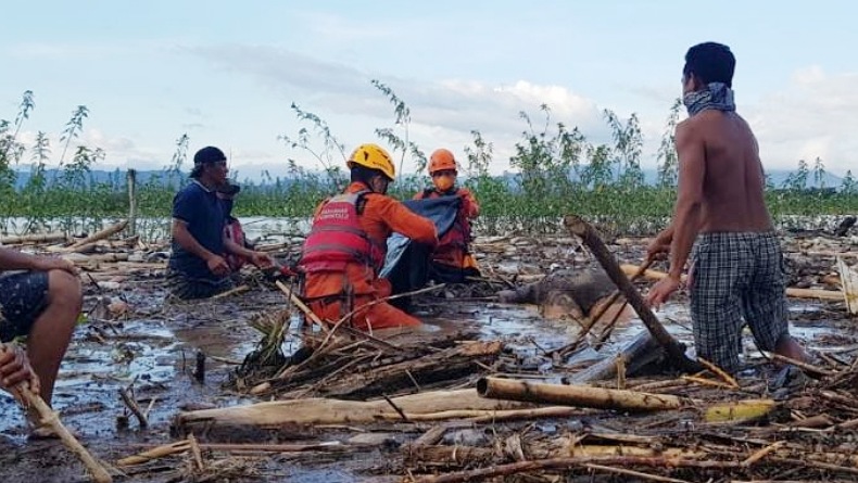 Tim SAR Gabungan Evakuasi Jenazah Korban Banjir di Danau Limboto Gorontalo