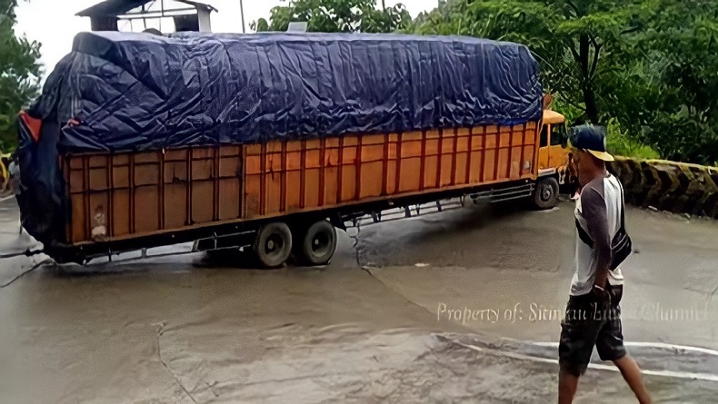 Viral, Truk Panjang Tak Bisa Belok di Sitinjau Lauik, Tabrak Pembatas Jurang