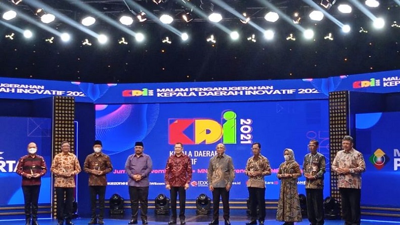 Wali Kota Ambon Richard Louhenapessy Terima Penghargaan Kepala Daerah Inovatif