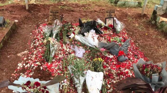 Sering Dikunjungi Penggemar Makam Vanessa Angel dan Bibi Ardiansyah Rusak, Ibunda: Fotonya Hilang