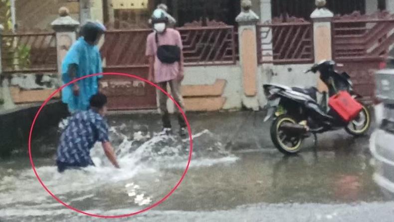 Aksi Heroik Anggota DPRD Tolong Pengendara Jatuh akibat Banjir sampai Nyungsep ke Got
