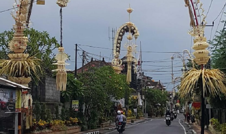 Penjor Hiasi Rumah Warga Bali Jelang Perayaan Galungan 