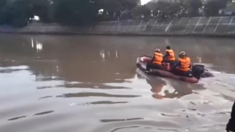 Gunakan Perahu Karet, Pencarian Pria Hanyut di Sungai Ciliwung Hari Ini Dilanjutkan